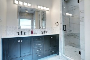 Douche, séchoir à cheveux, serviettes fournies, savon