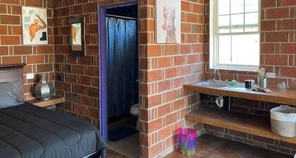 Cozy 1-bedroom cabin in pleasant Tierra Santa with AC