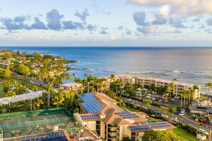 Un hôtel situé sur la côte, doté de panneaux solaires, de courts de tennis et offrant une vue sur l’océan.
