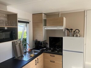 Kühlschrank, Mikrowelle, Kochgeschirr/Geschirr/Besteck