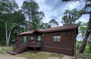 Exterior - Retired Disney cabin in silver springs (Silver Springs)