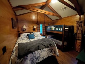 Room - Retired Disney cabin in silver springs (Silver Springs)