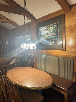 Dining - Retired Disney cabin in silver springs (Silver Springs)