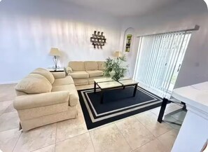 Living area - 324 Palermo Villa 30 min to Disney and Universal (Davenport)
