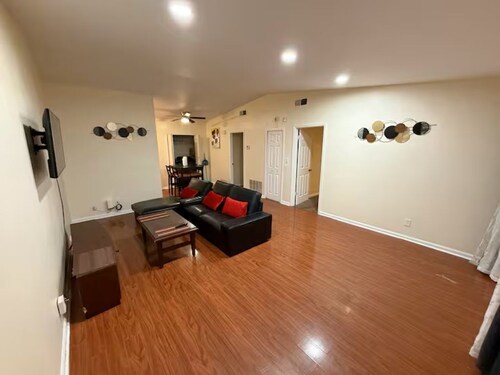 Cozy 2-bedroom Dwelling in Union City