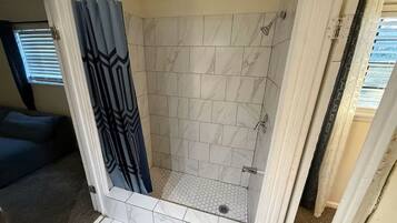 Serviettes fournies, savon, papier de toilette