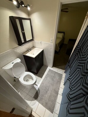 Toallas, jabón, papel de baño 