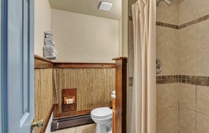 Hair dryer, towels, soap, toilet paper - Cozy 1-bedroom apartment with AC in fabulous Linden (Linden)