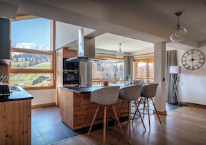 Réfrigérateur, four à micro-ondes, un four, surface de cuisson