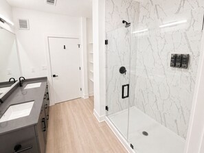 Hair dryer, towels - City Energy 2BR | Steps to Park + Stadium (Birmingham)