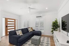 Books - Windang Beach Escape Seaside Bliss w Private Pool (Windang)