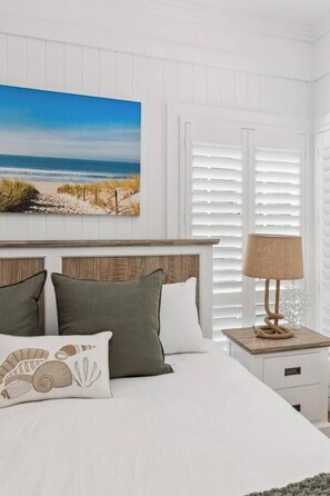 3 bedrooms, iron/ironing board, WiFi, bed sheets - Windang Beach Escape Seaside Bliss w Private Pool (Windang)