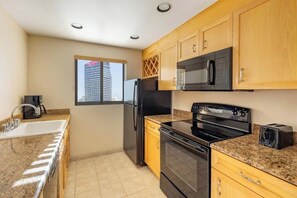 Private kitchen - 2-bedroom condo in enchanting Las Vegas with AC and fitness room (Las Vegas)