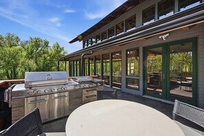 Outdoor dining - *NEW* Afton Lodge 10,000sqft/Indoor Pool/Hot tub (Hastings)