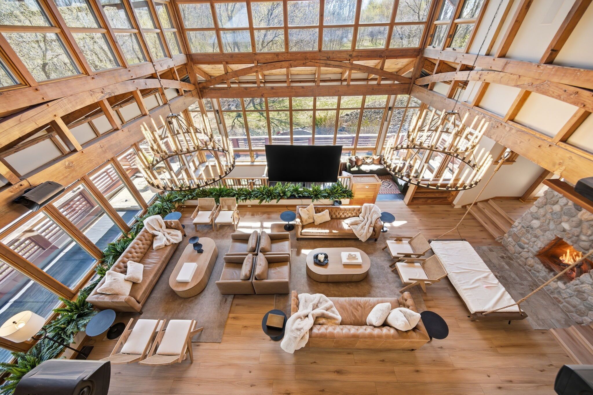 Un intérieur spacieux avec un haut plafond, de grandes fenêtres et une cheminée en pierre.