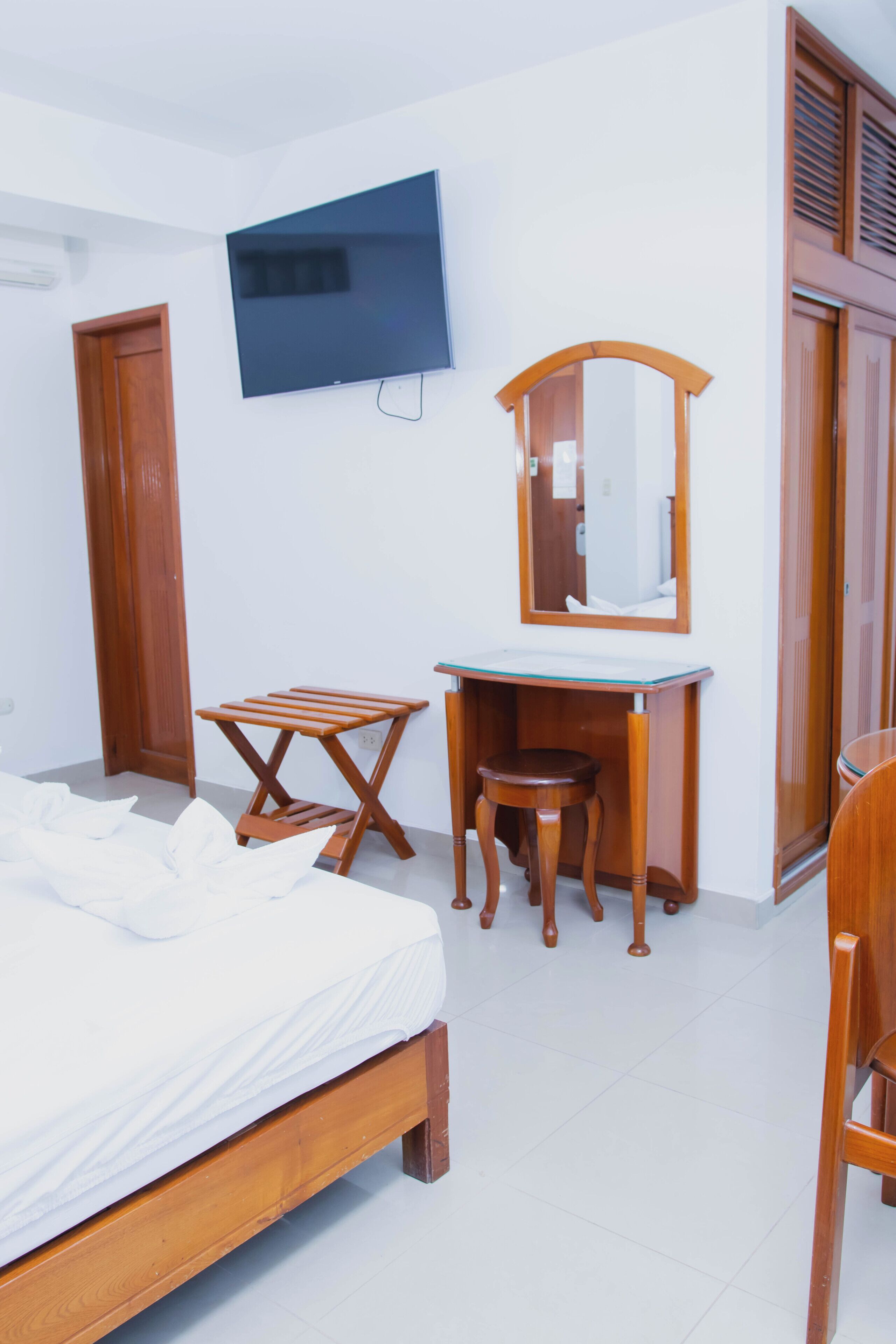 Deluxe Double Room, 1 Katil Raja (King), Penyaman udara | Meja, kalis bunyi, Wi-fi percuma 