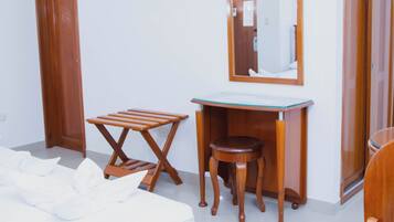 Deluxe Double Room, 1 Katil Raja (King), Penyaman udara | Meja, kalis bunyi, Wi-fi percuma