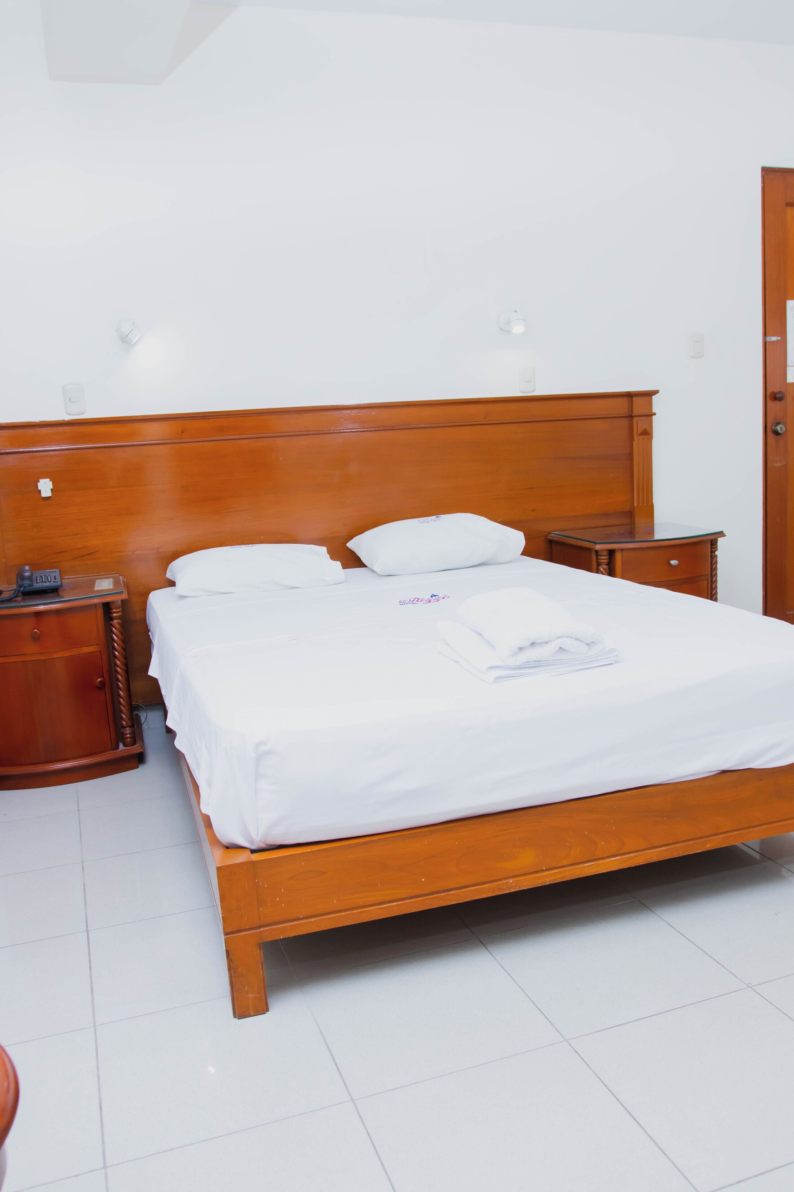 Premier-Doppelzimmer, 1 Queen-Bett, Klimaanlage | Schreibtisch, schallisolierte Zimmer, kostenloses WLAN