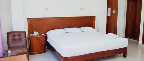 Premium-Doppelzimmer, 1 King-Bett, Klimaanlage | Schreibtisch, schallisolierte Zimmer, kostenloses WLAN