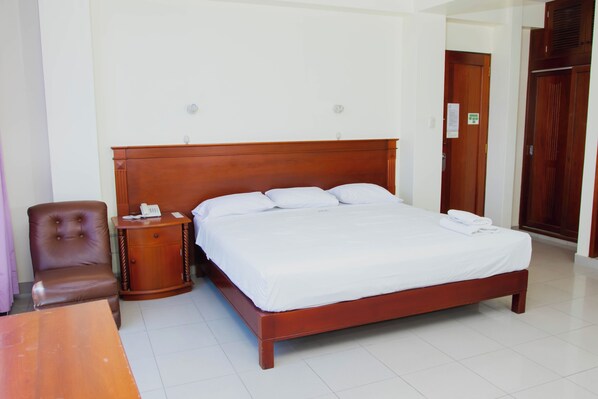 Habitación doble Premium, 1 cama King size, aire acondicionado | Escritorio, insonorización y wifi gratis 
