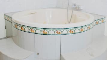 Chambre Double Premium, 1 très grand lit, climatisation | Salle de bain | Douche, serviettes fournies, savon, shampoing