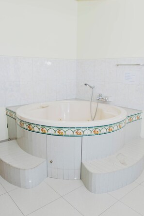 Premium-Doppelzimmer, 1 King-Bett, Klimaanlage | Badezimmer | Dusche, Handtücher, Seife, Shampoo