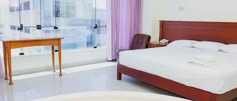 Quarto casal premium, 1 cama King, ar-condicionado | Escrivaninha, quartos à prova de som, Wi-Fi de cortesia