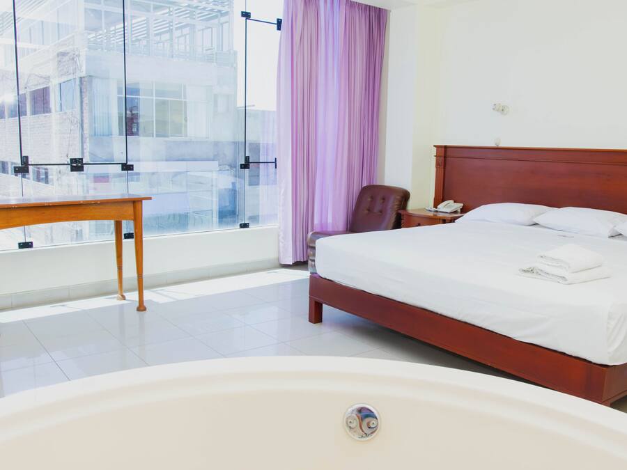 Quarto casal premium, 1 cama King, ar-condicionado | Escrivaninha, quartos à prova de som, Wi-Fi de cortesia