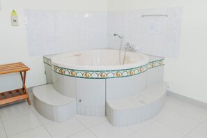Habitación doble Premium, 1 cama King size, aire acondicionado | Baño | Regadera, toallas, jabón, shampoo 