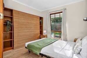 2 bedrooms, WiFi, bed sheets - Seaside Serenity at Henley (Henley Beach South)