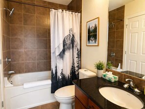 Regadera, amenidades de baño ecológicas, secadora de cabello, toallas 