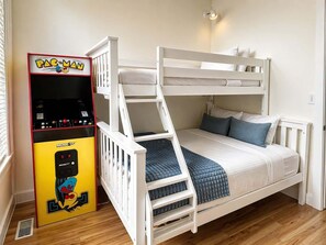 2 bedrooms, iron/ironing board, travel cot, free WiFi - "Alpine Hideaway" at Alpine Village (Canmore)