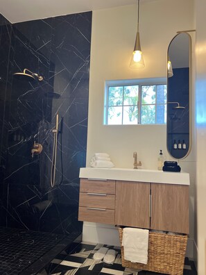 Regadera, secadora de cabello, bidet, toallas 