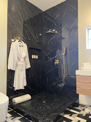 Shower, hair dryer, bidet, towels - Victoria’s Secret Garden (Escondido)