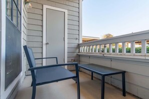 Terrace/patio - Chic Stays 1BR King Suite, Free Parking,Pool & Gym (Irving)