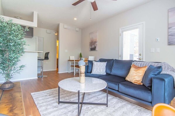 Smart TV, fireplace