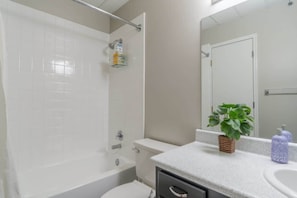 Towels - Chic Stays 1BR King Suite, Free Parking,Pool & Gym (Irving)