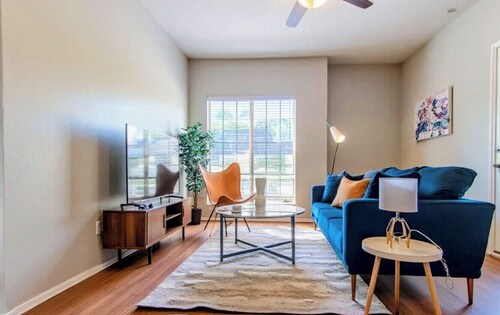 Chic Stays 1BR King Suite, Free Parking,Pool & Gym