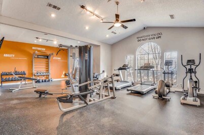 Chic Stays 1BR King Suite, Free Parking,Pool & Gym