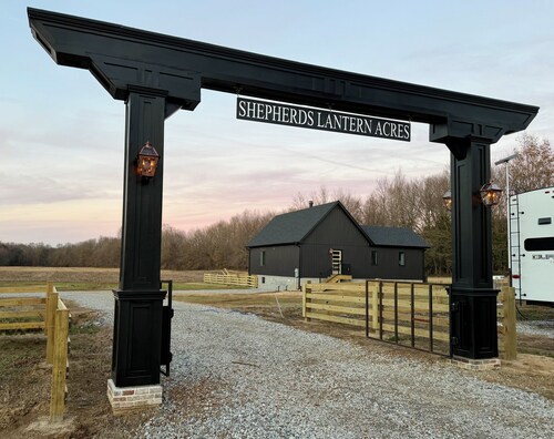 Modern Luxury Cabin, Fireplaces, Hot Tub Paducah