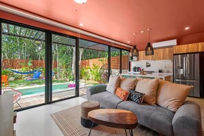 Una televisión, una mesa de tenis de mesa