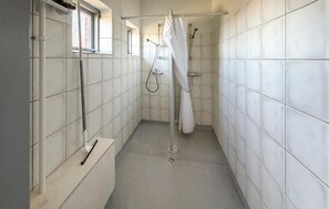 Shower - Lovely home in Nordborg with house sea view (Nordborg)