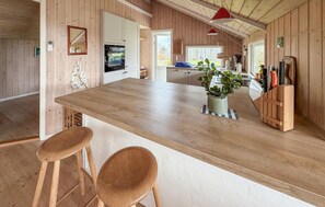 Fridge, microwave, stovetop, dishwasher - Lovely home in Sydals with sauna (Sydals)
