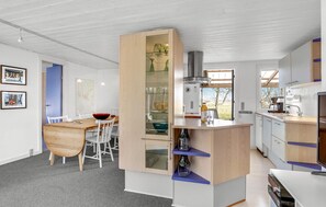 Kühlschrank, Herdplatte, Wasserkocher mit Kaffee-/Teezubehör