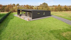 A modern house with a patio, large windows, and a view of the countryside. - Beautiful home in Sydals with WiFi (Sydals)