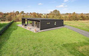 A modern house with a patio, large windows, and a view of the countryside. - Beautiful home in Sydals with WiFi (Sydals)