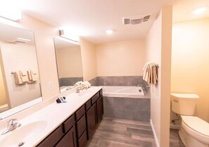 Hair dryer, towels, soap, toilet paper - Cozy 3-bedroom condo with AC in soothing Gatlinburg (Gatlinburg)