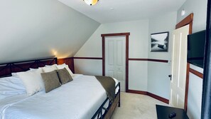 3 bedrooms, desk, iron/ironing board, free WiFi - Lake & Trail Landing- ATV & Snowmobile Access (Greenville)