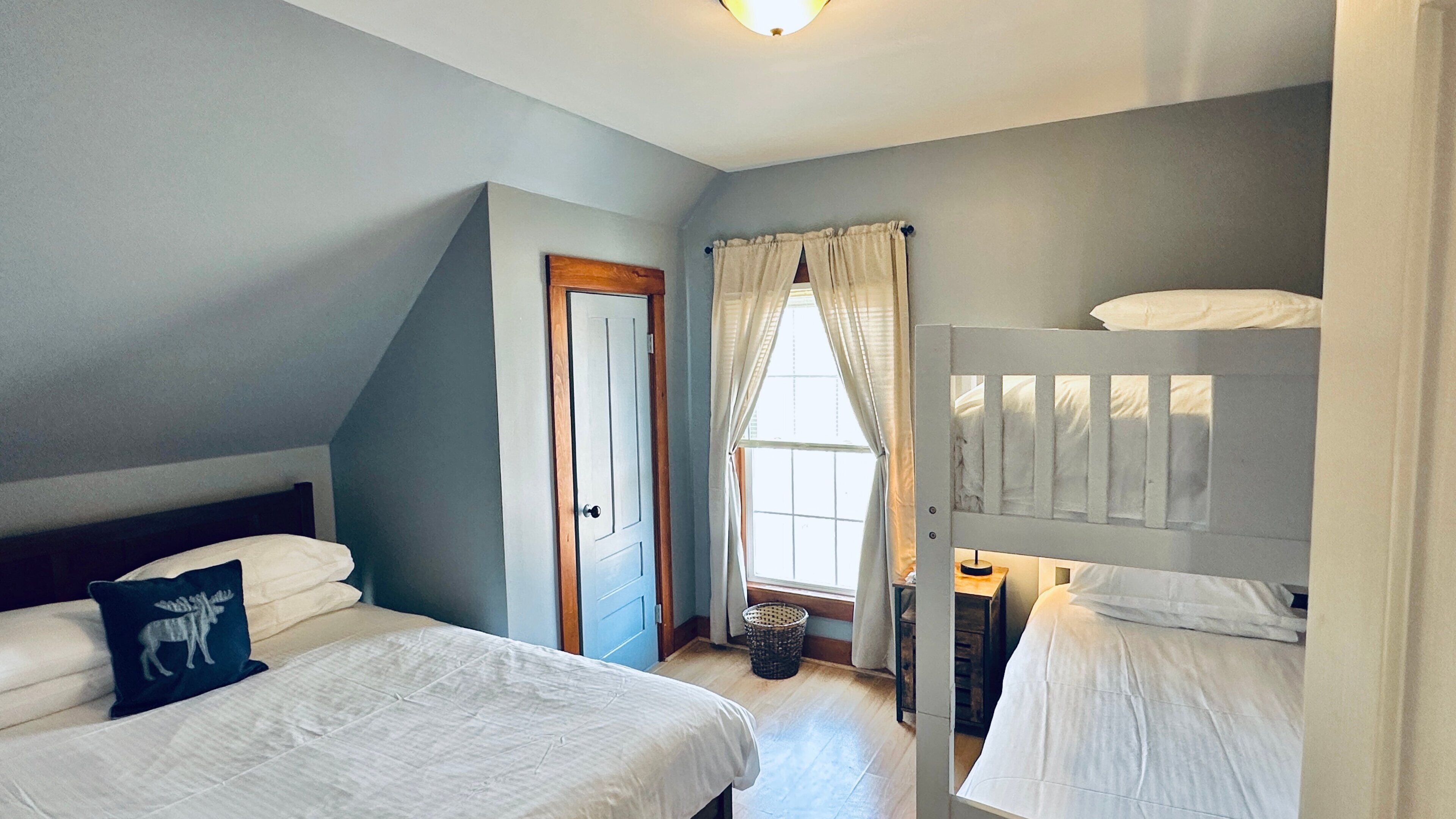 3 bedrooms, desk, iron/ironing board, free WiFi
