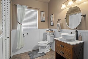 Bathroom - Darkwood Farmhouse Getaway in Spring Hill (Spring Hill)